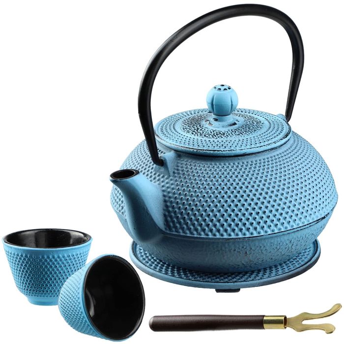 Czajnik żeliwny Teramo 0.85L z czarkami, podstawką i widelcem,