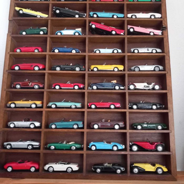 Expositor de madeira envernizada para miniaturas