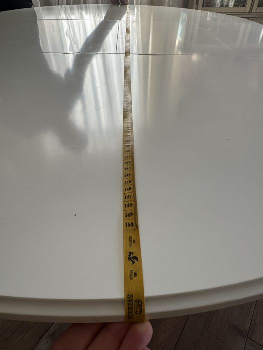 Круглий білий стіл IKEA.