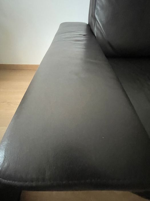 Sofá 2 lugares em pele cor castanho escuro .