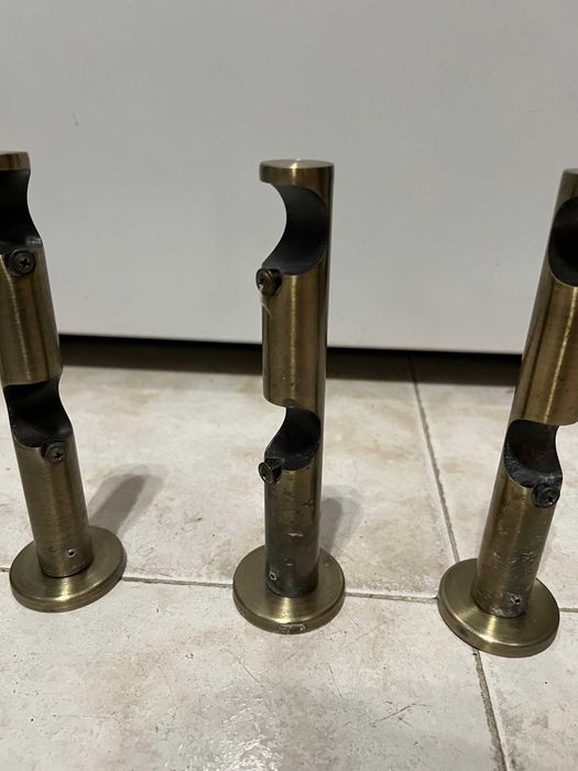 Conjunto de varões e suportes de metal