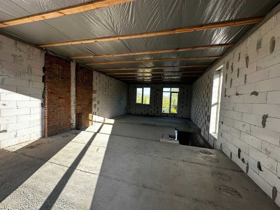 Будинок біля озера з пляжем