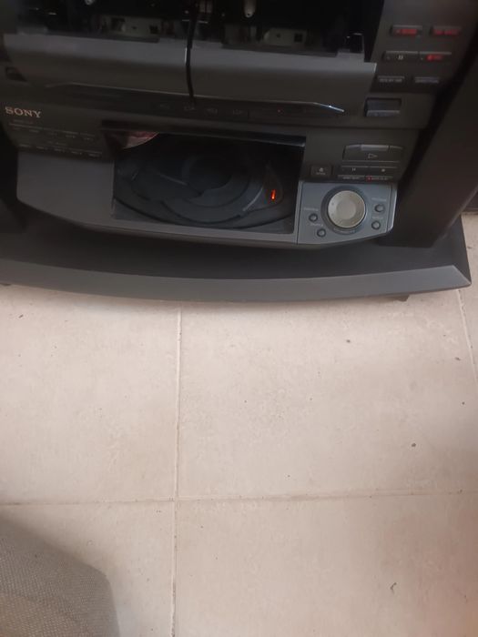 Aparelhagem Sony rádio, cassetes, e leitor com 5 Cd's e 2 colunas com 120 wats de som