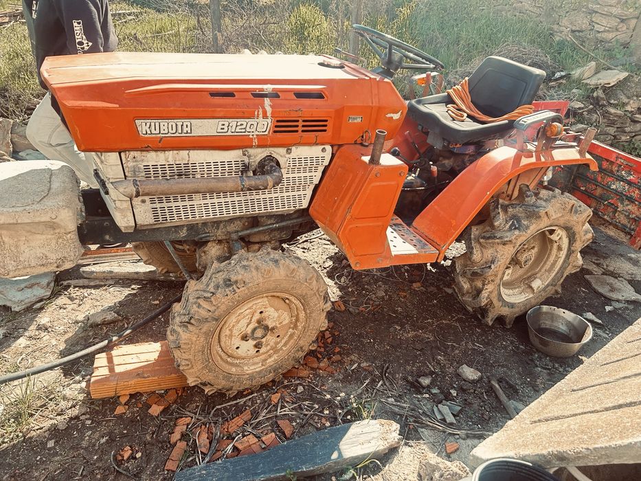 Kubota em bom estado pronto para trabalhar