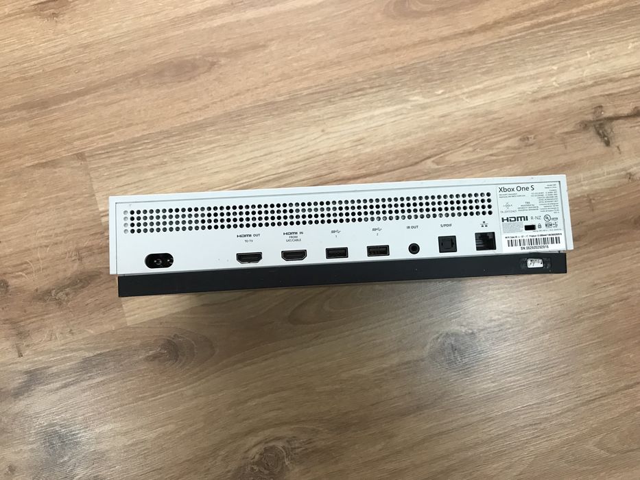 Игровая приставка Xbox One S и геймпад на запчасти или ремонт
