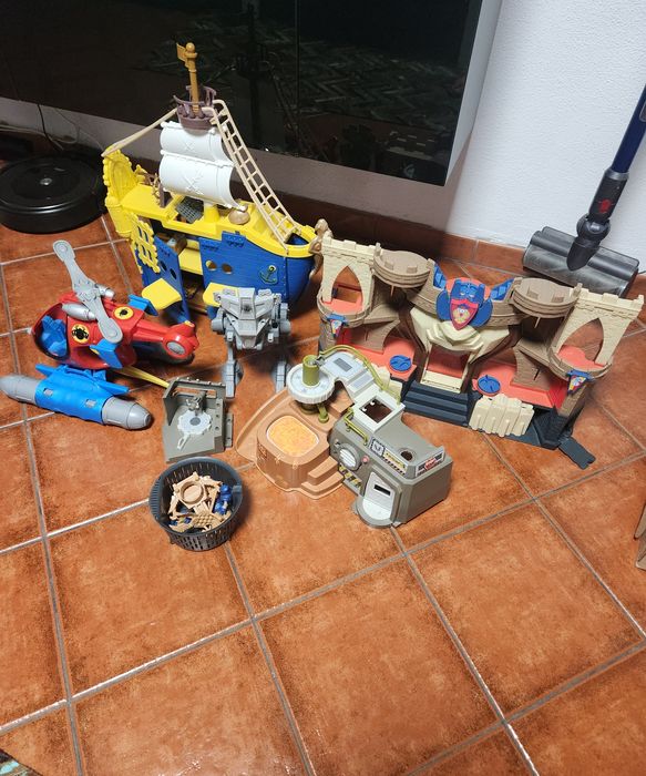 Brinquedos vários:Barco,Castelo,helicóptero de Homem-Arranha,etc.