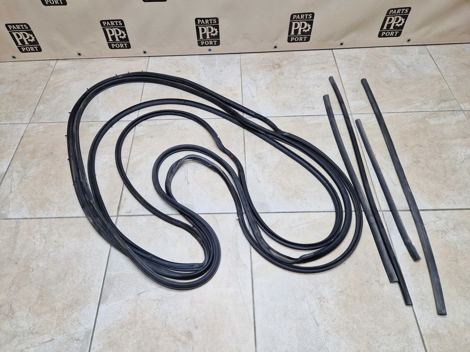 Уплотнитель двери Jeep Grand Cherokee WL 2021 2022 2023 2024