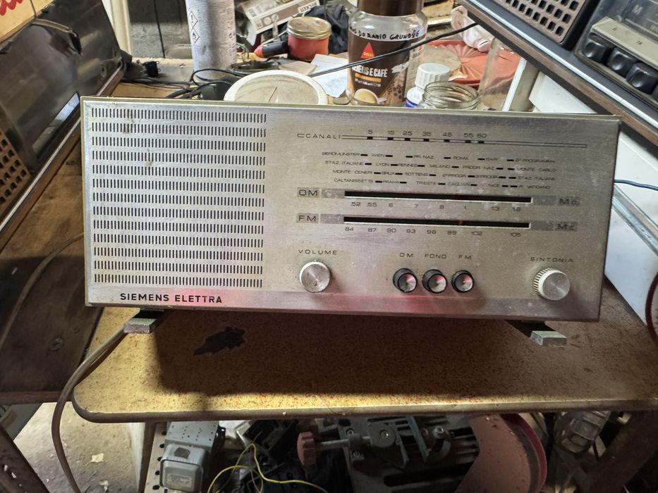 rádio antigo em bom estado