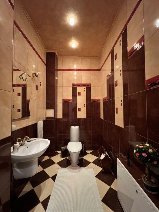 Продаю класний,стильний будинок,всього 10хв до Парку Шевченка та Озера