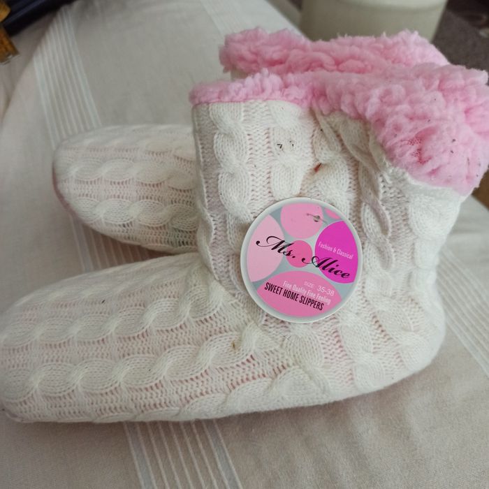 Pantufas brancas com pêlo rosa 35-38