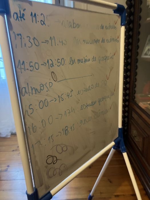 Quadro duplo de ardósia e branco para marcadores