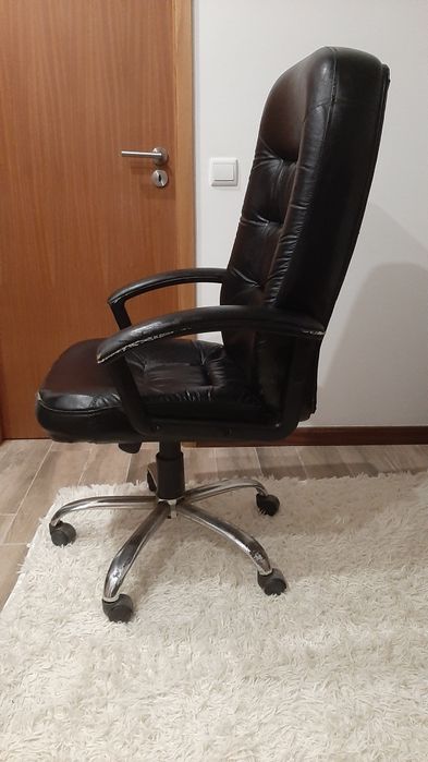 Cadeira escritório giratória com rodas