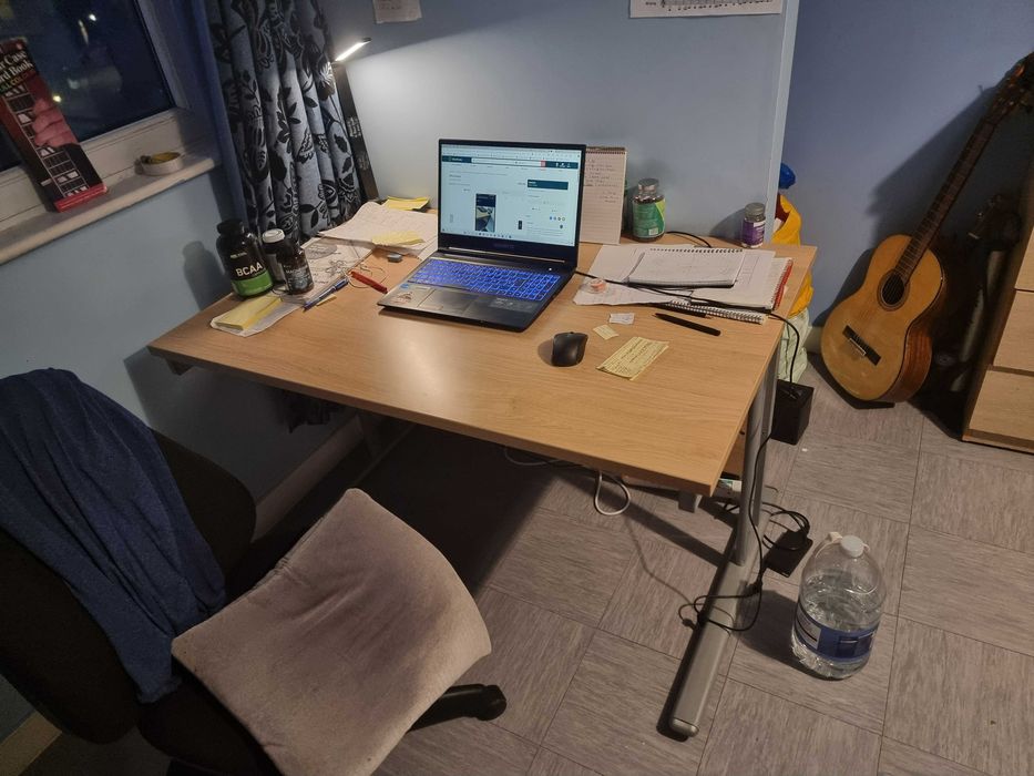 Mesa de Escritório sólida e com passagens para cabos. Office Table