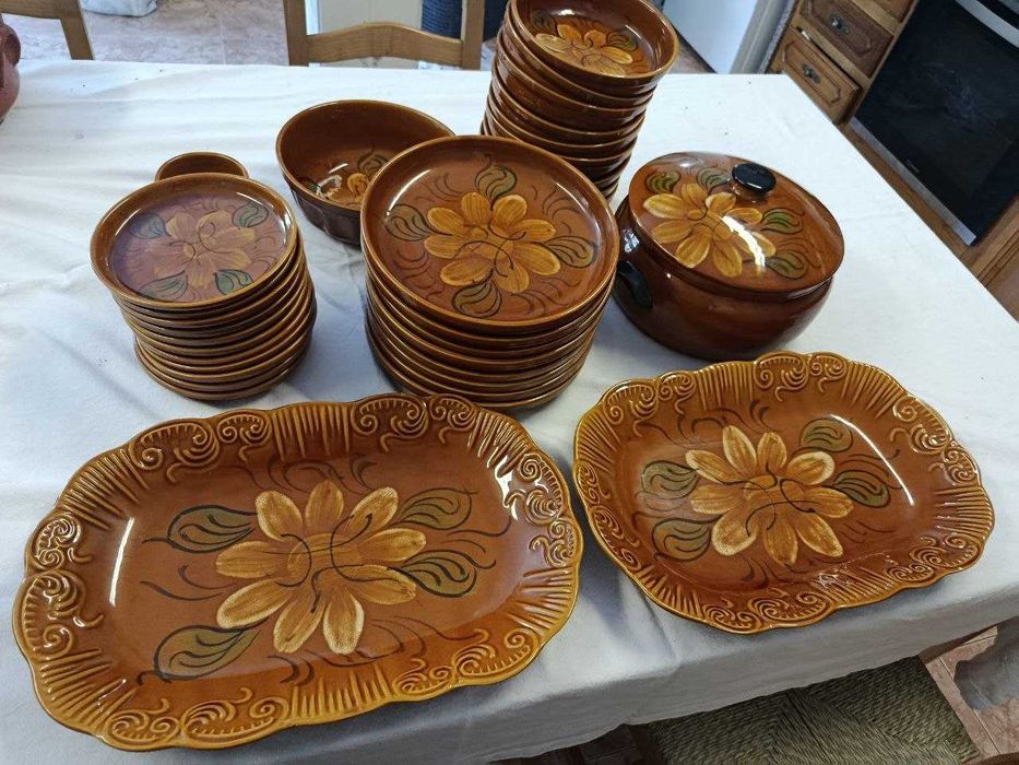 Serviço de Mesa Antigo em Barro Vidrado Pintado à Mão - 34 Peças
