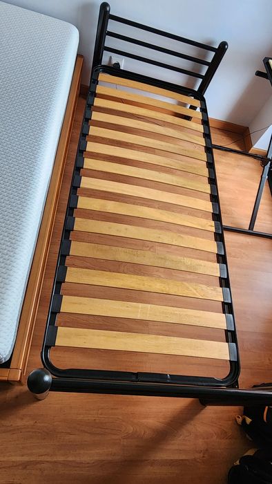 Cama com estrado  em aço pintado