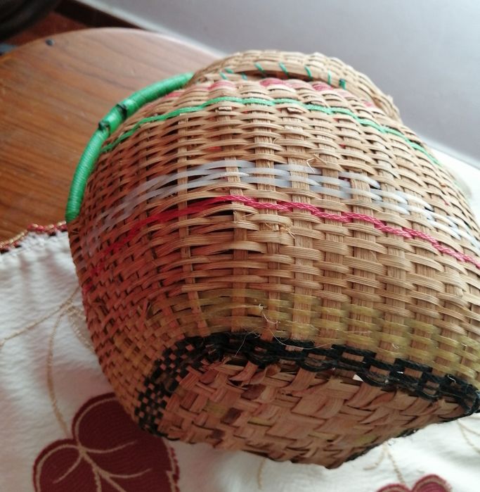 Cesta redonda com tampade vime antiga