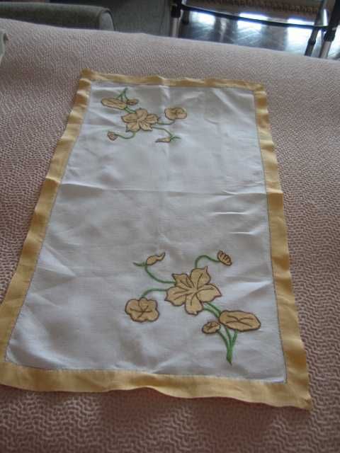 Dois Panos de Tabuleiro Bordados