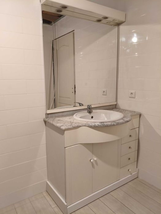 Moradia T2+1 mobilada, em fase final de remodelação, disponível a partir de início de junho.