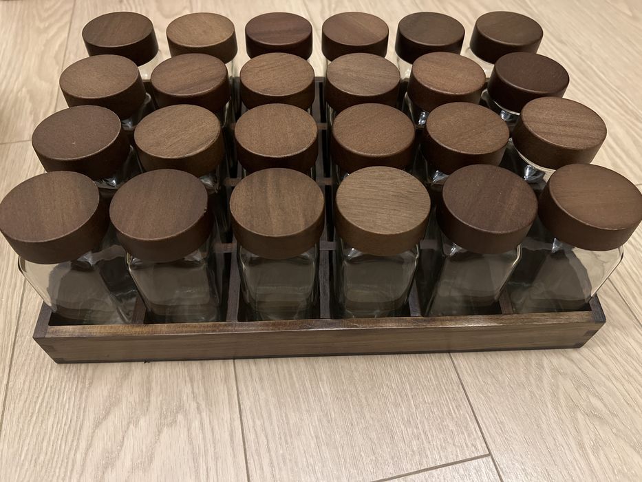 Stojak na przyprawy ze słoiczkami 24 szt z drewna akacjowego 120 ml