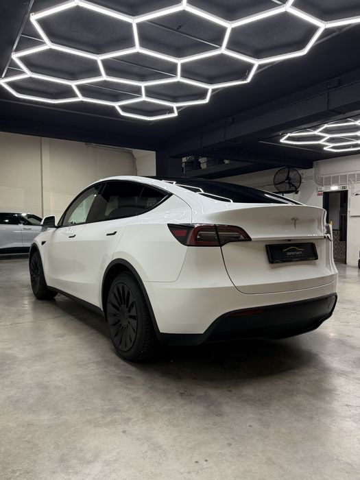 Tesla Model Y — fotografia 4