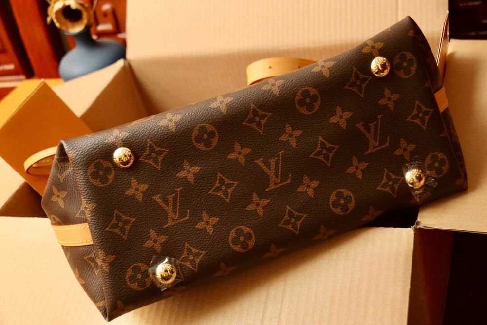 Bolsa Louis Vuitton Monogram Marrom com Bolsa Interna e Alça de Ombro