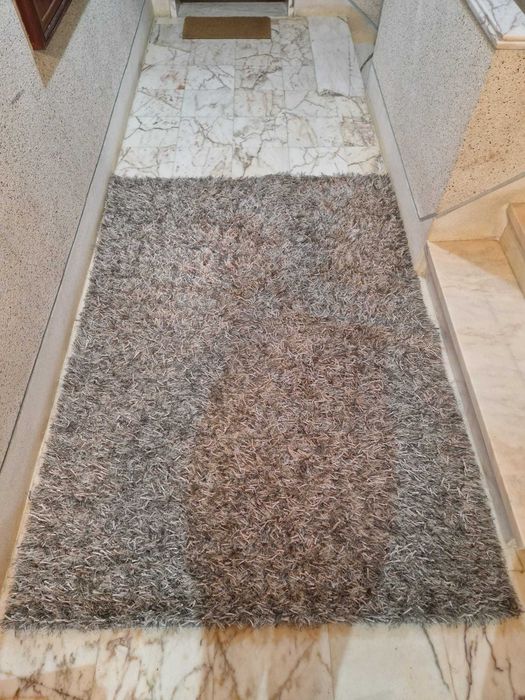 Tapete de sala cinzento
