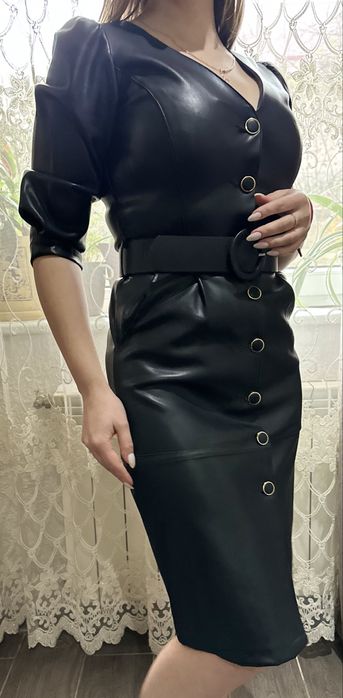 Сукні з екошкіри на гудзиках