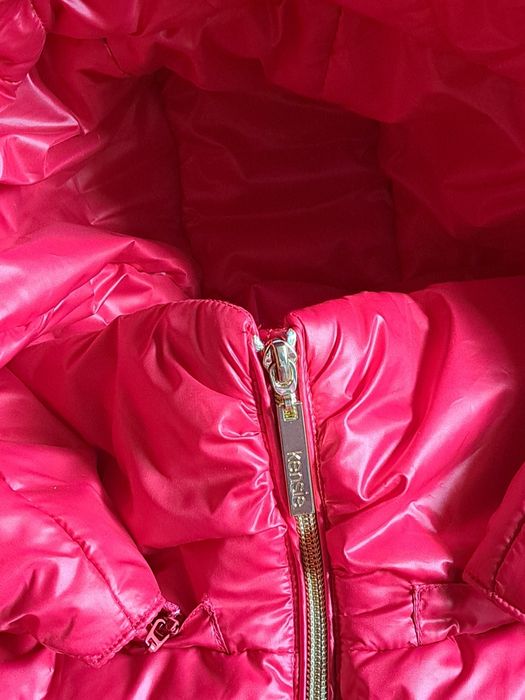 Śliczna czerwona kurtka