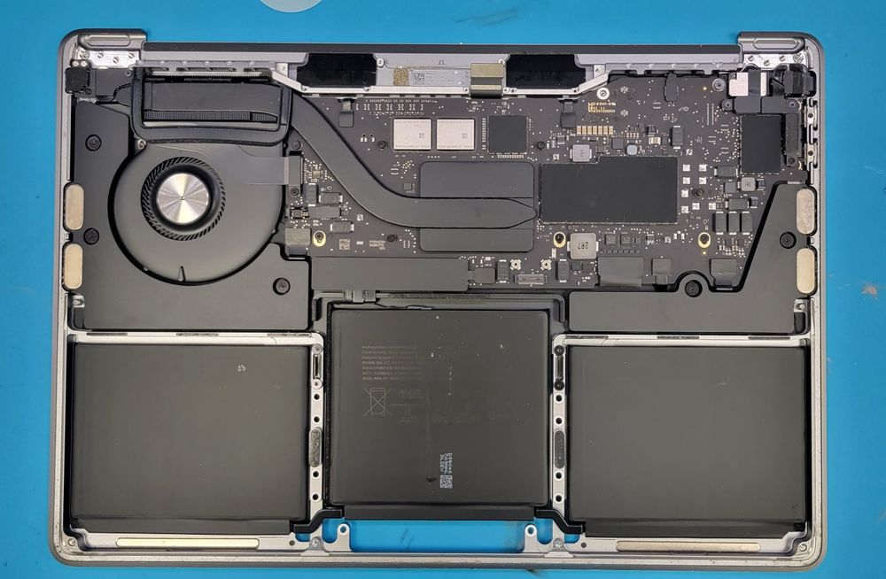 Teclado PT c/chassi Macbook Pro A2338