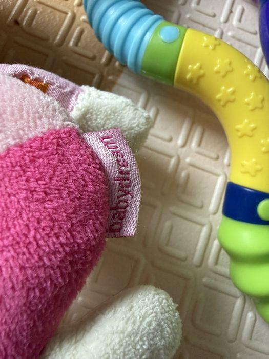 Zestaw 2 zabawek sensorycznych Babydream Rossmann magiczna ósemka i grzechotka owca