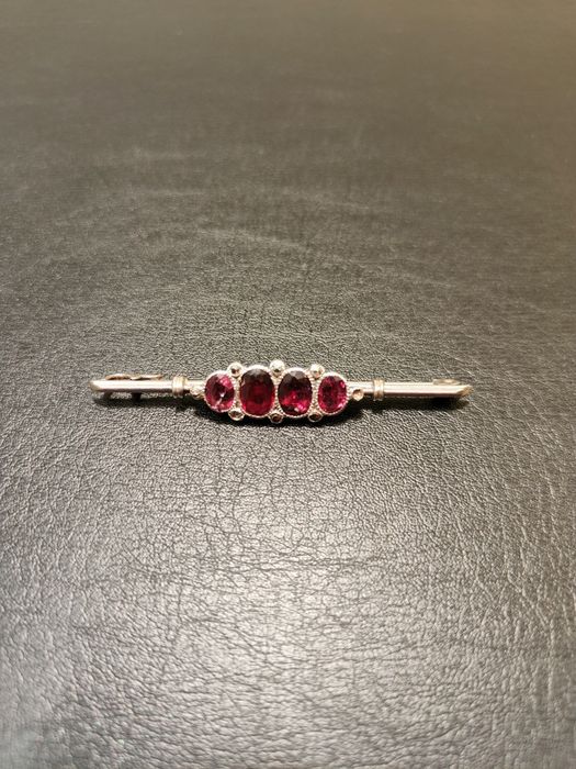 Alfinete de Senhora Prata e Granadas