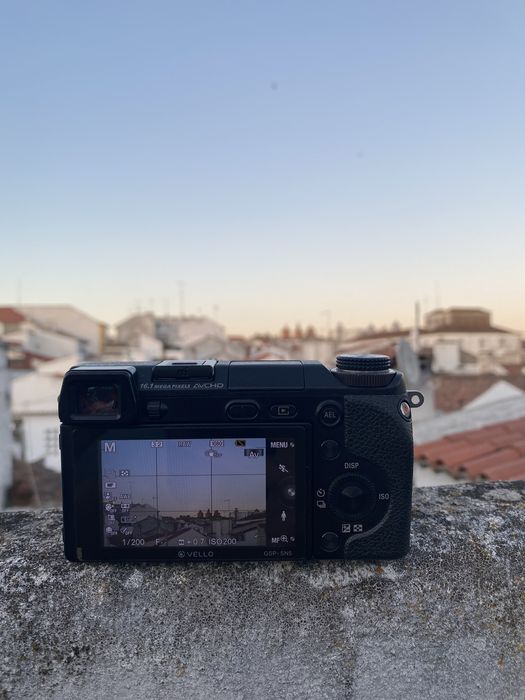 Sony Nex 6 (16 MP APS‑C) + lente 50mm Hanimex
