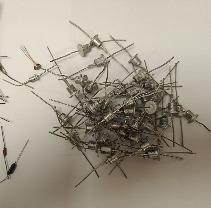 Радиодетали времён СССР транзисторы и конденсаторы