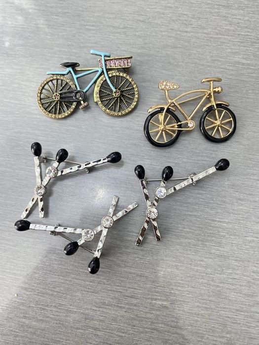 Броши різні тематичні