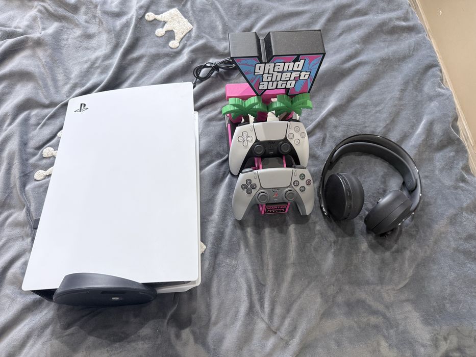 Playstation 5 z dwoma padami sluchawkami stojak na pady GTA 6