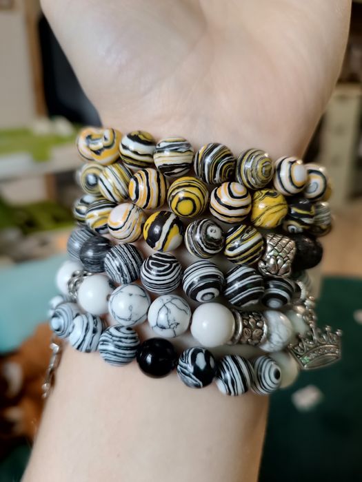 Bransoletki naturalne, malachit, skala wulkaniczna 10 mm z dodatkami