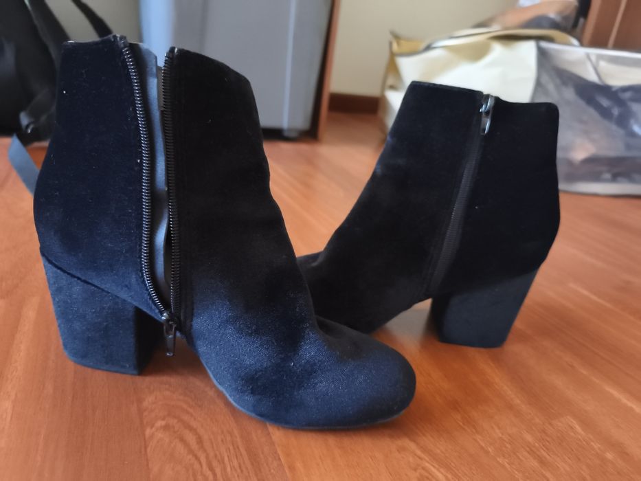 Botins pretos de veludo