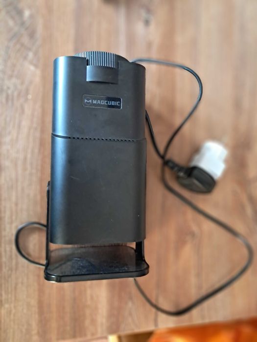 nowy projektor magcubik HY320 brak paragonu posiada kilka rysek na obu