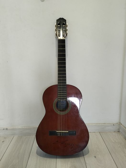 Sprzedam gitarę z podpisem kubańczyka