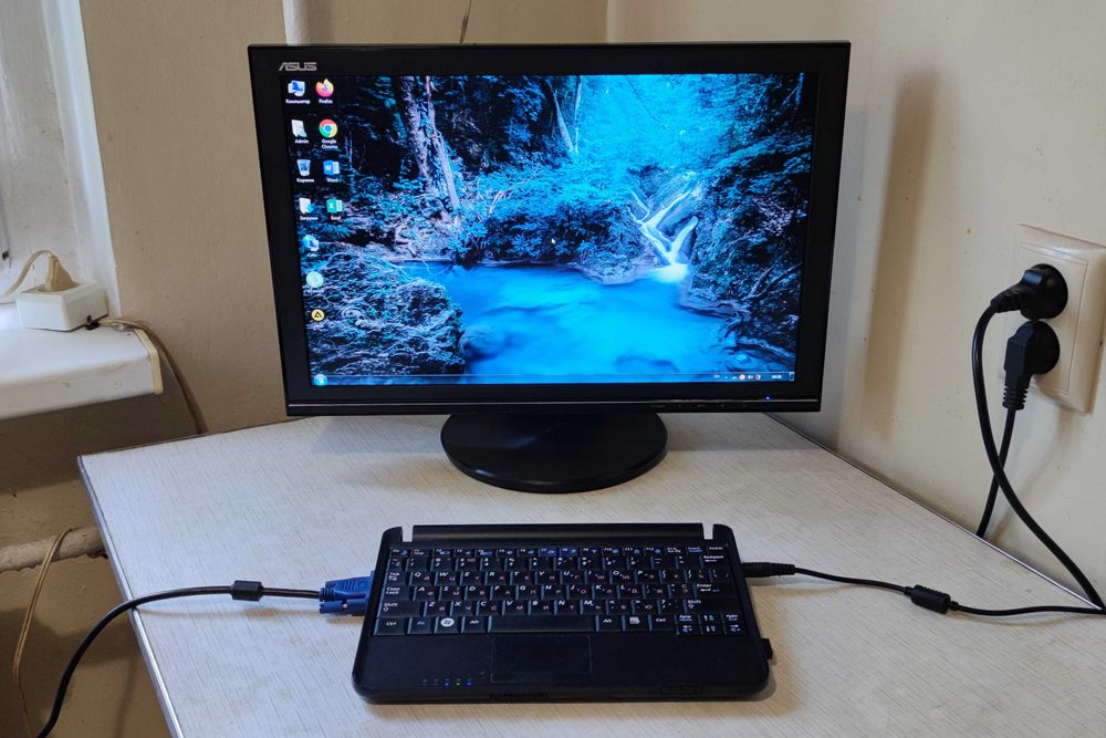 Продам нетбук Samsung N-130 (мини ПК) с блоком питания.