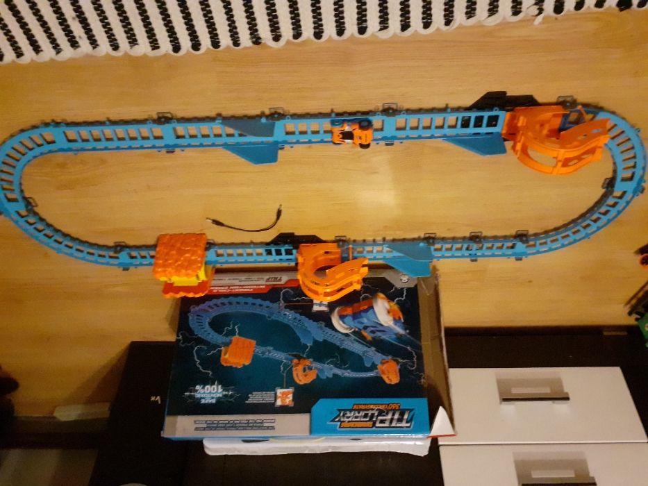 tor z szybkim samochodem