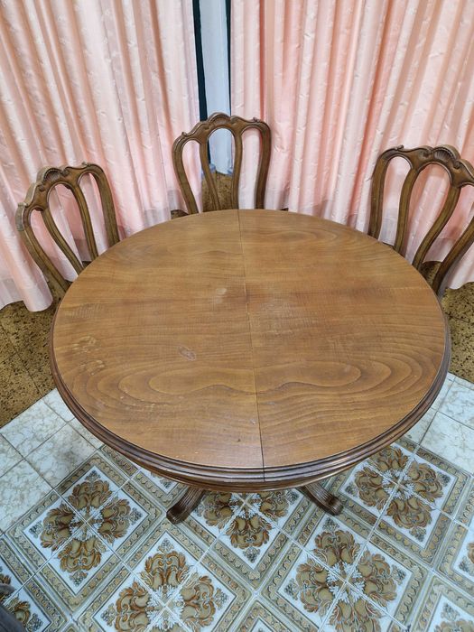 Mesa redonda extensível pé de galo com 4 cadeiras – Restauro.