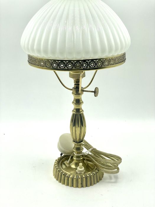 Candeeiro antigo em bronze com vidro opalino