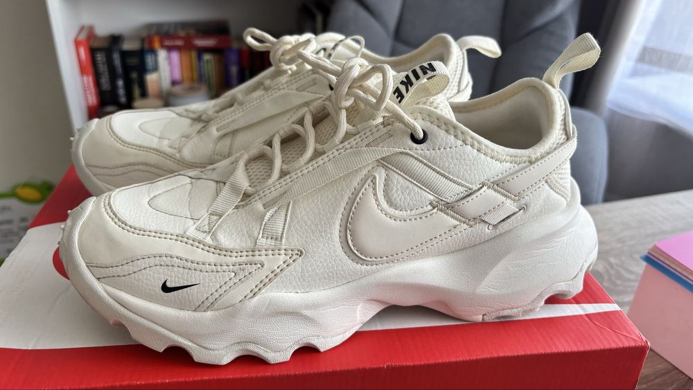 Оригінальні кросівки Nike, нові, 26 см (по устілці)