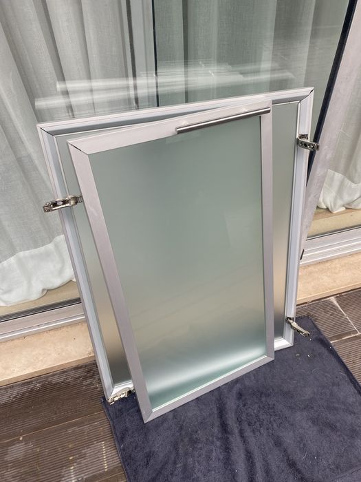 Portas de armário de cozinha em vidro fosco.