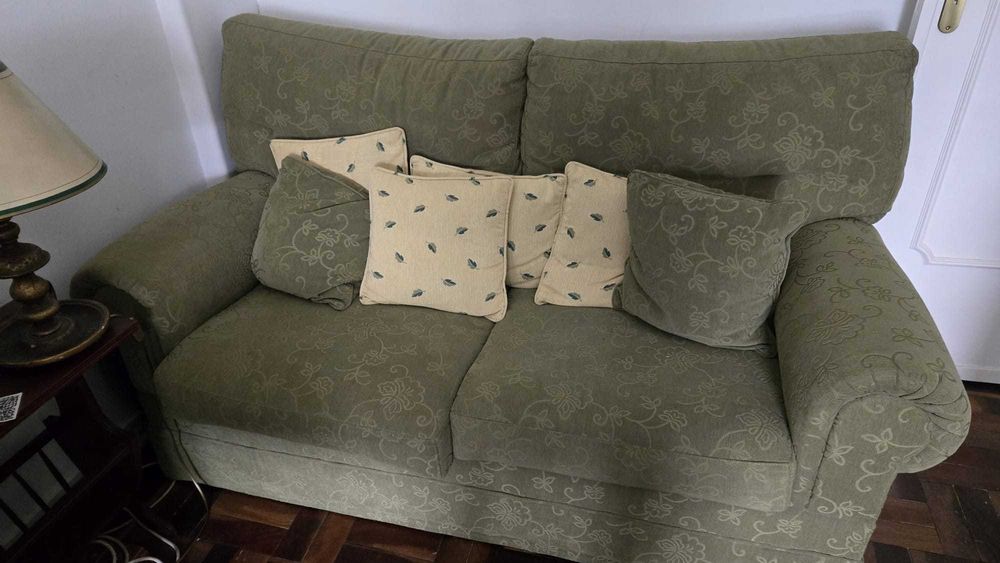 Sofá 2 lugares confortável em bom estado