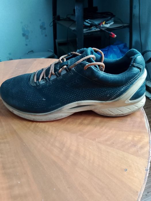 Кроссовки фирма ecco.