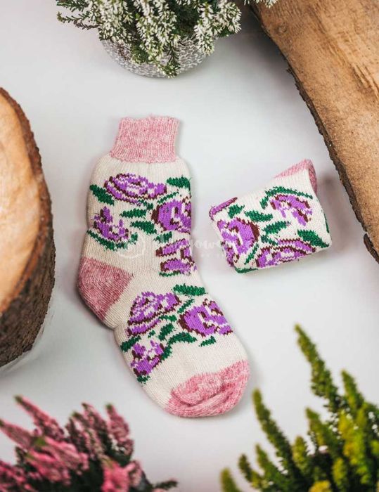 Biało-różowe skarpetki z wzorem róży,  z wełny króliczej 25cm-30cm