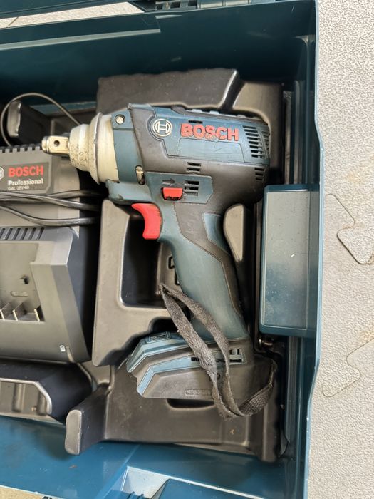 Bosch Professional GDS 18V-300 com 2 baterias 4Ah + carregador + caixa
