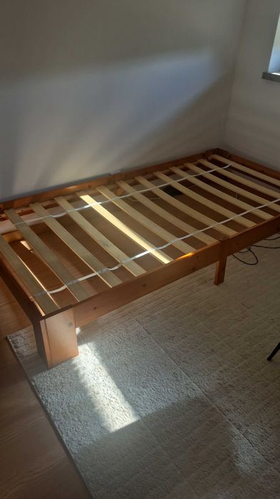 Cama solteiro de madeira